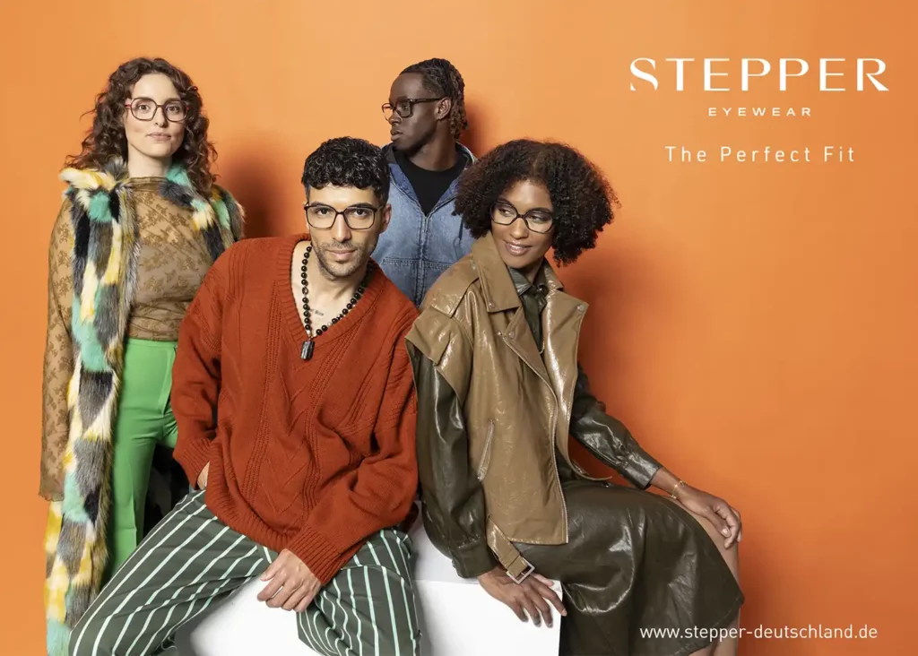 Vier Models mit Brillen vor orangefarbenem Hintergrund. STEPPER EYEWEAR. The Perfect Fit.